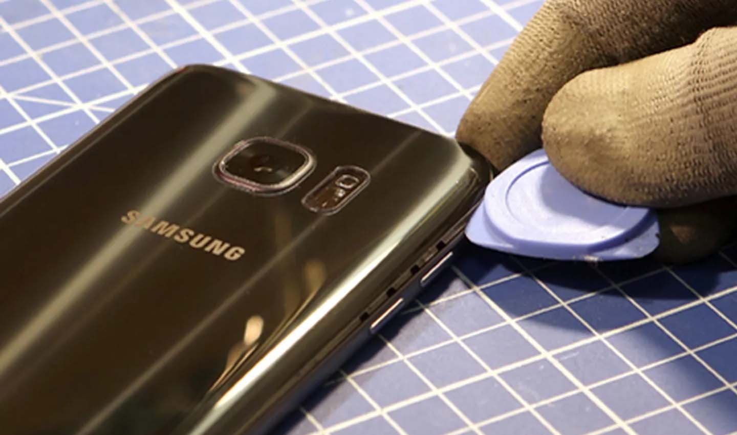 Источник: Laminarts / Открытие задней крышки Samsung