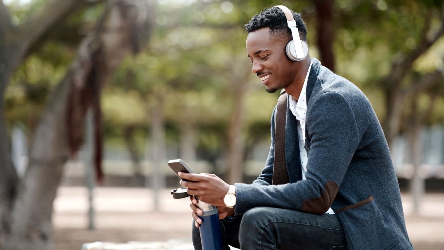 Источник: Health / Фото мужчины со смартфоном в Bluetooth-наушниках