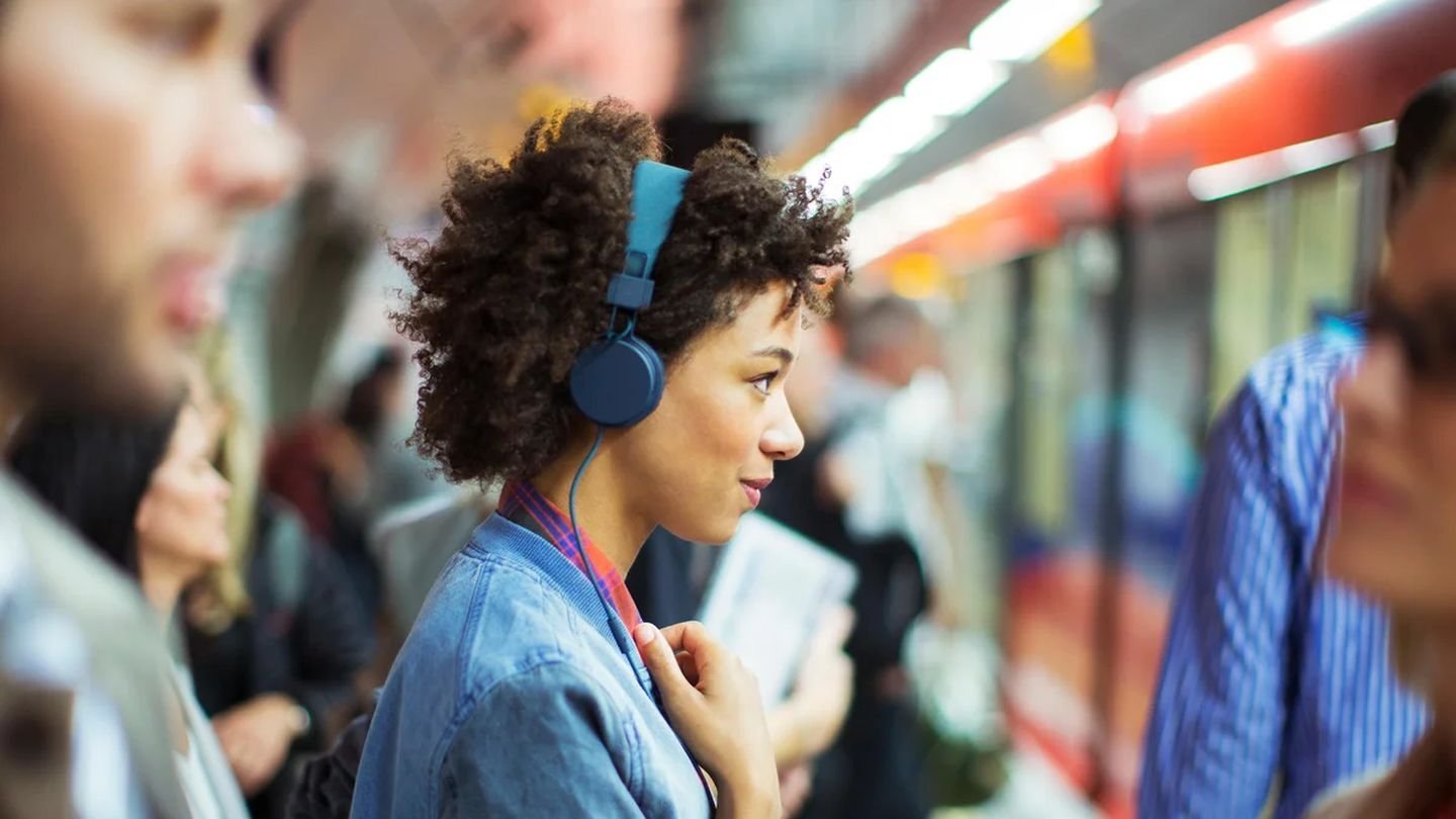 Источник: The Guardian / Фото девушки в Bluetooth-наушниках