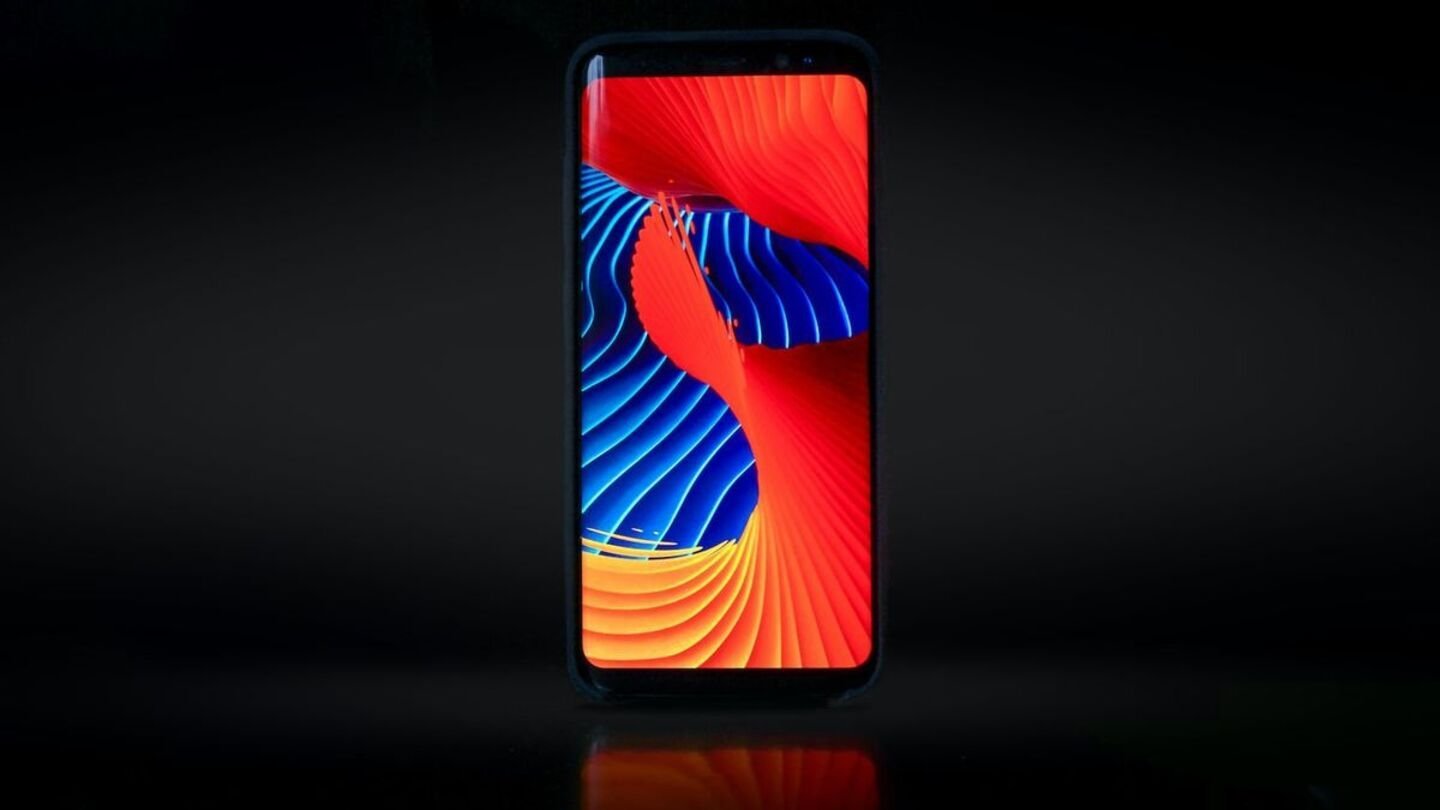 Источник: VOI / Смартфон с Amoled-экраном