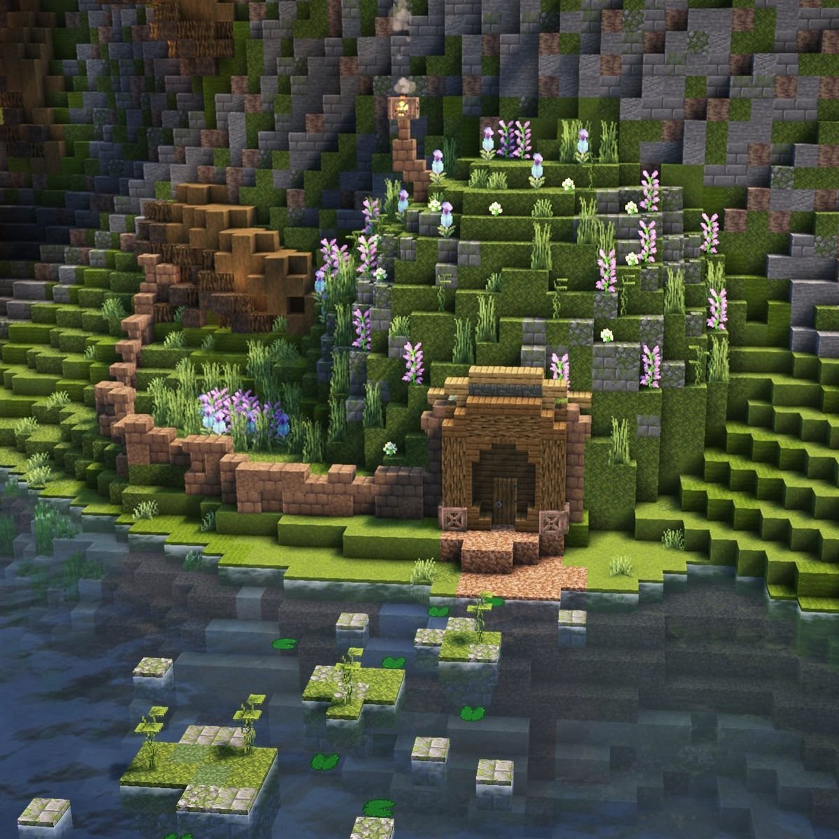 Источник: скриншот CQ.ru / Спрятанная в лесу землянка