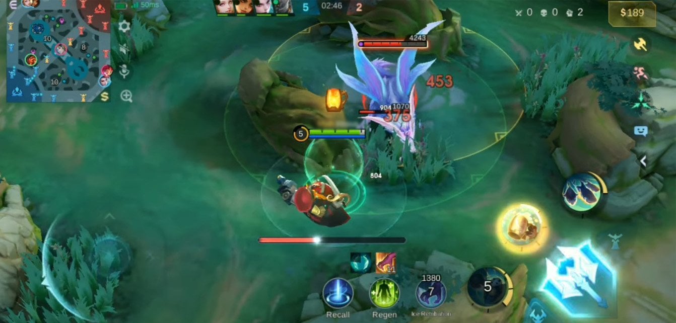 Источник: скриншот CQ.ru / Бэйн в лесу