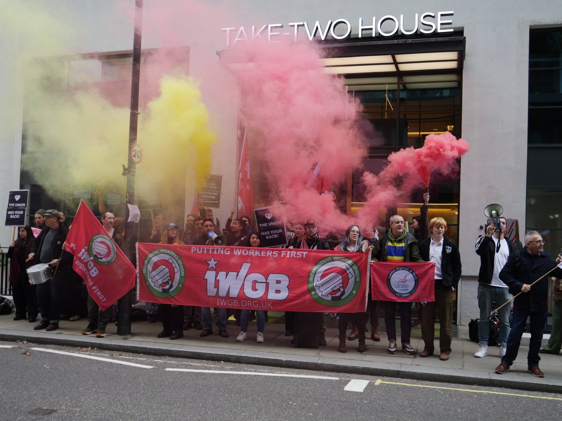 Протест профсоюза у здания Take-Two.