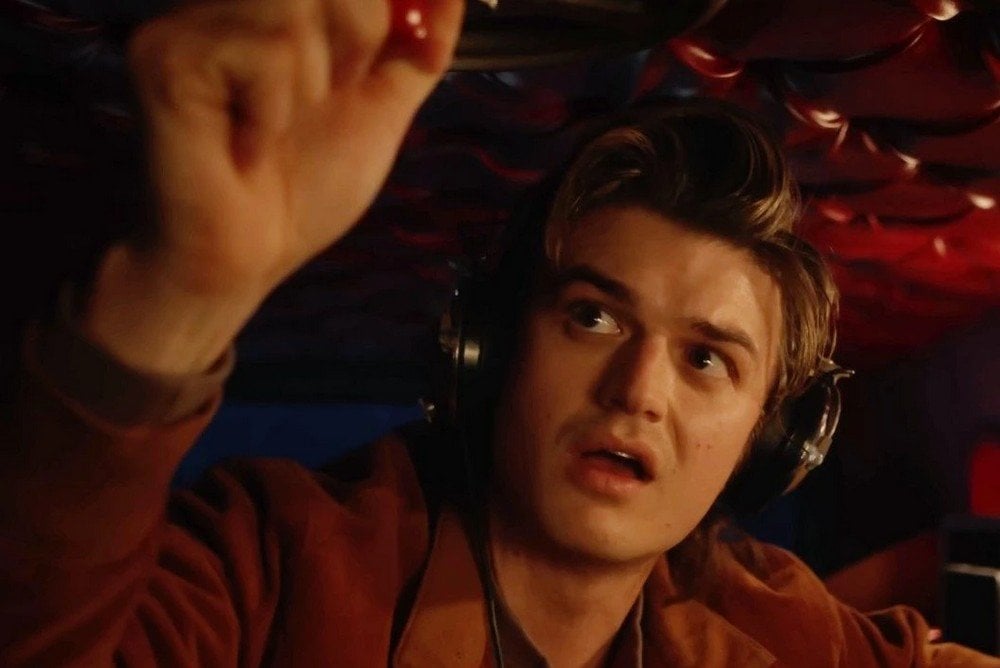Джо Кири в роли Стива Харрингтона в пятом сезоне «Очень странных дел» / Netflix