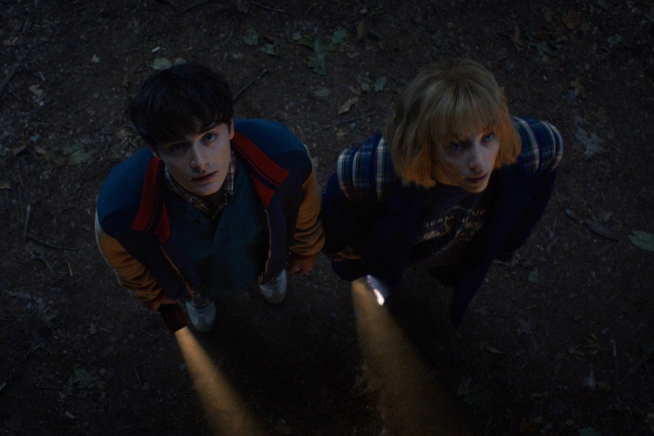 Ноа Шнапп в роли Уилла Байерса и Майя Хоук в роли Робин Бакли в сериале «Очень странные дела» / Netflix