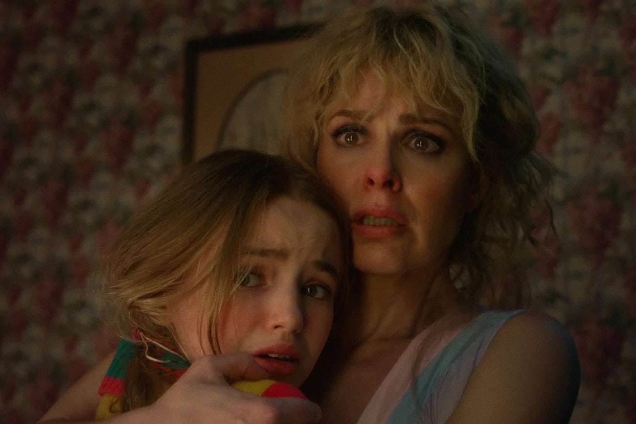 Нелл Фишер в роли Холли Уилер и Кара Буоно в роли Карен Уилер в пятом сезоне «Очень странных дел» / Netflix