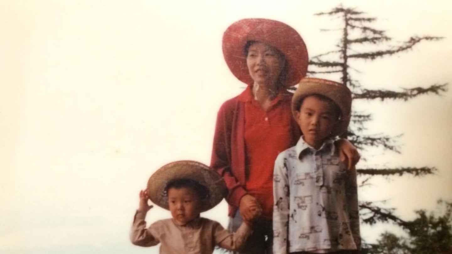 Источник: скриншот CQ.ru / Томонобу Итагаки, смотрящий на вас из детства, и его братик с мамой.