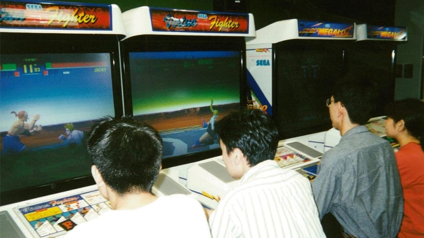 Источник: скриншот CQ.ru / Молодежь в аркадных залах рубится в Virtuа Fighter