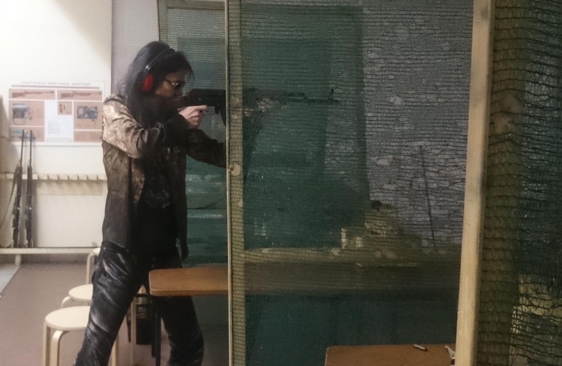 Источник: скриншот CQ.ru / Итагаки прилетал в Москву, чтобы пострелять из Калашникова и выпить водки. Все остальное — пустое.