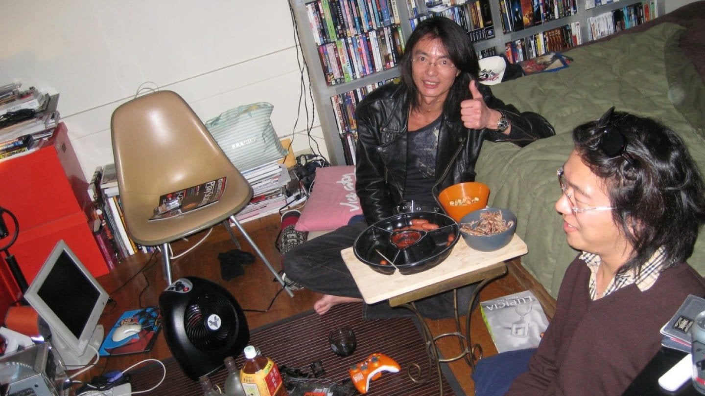 Источник: скриншот CQ.ru / Итагаки в гостях у Мильке заставил своего помощника пройти игру, чтобы показать особую благодарность жене друга в титрах.