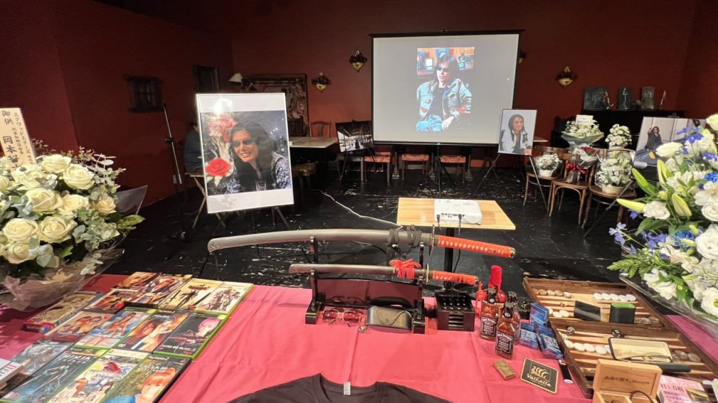 Источник: скриншот CQ.ru / Кадр с поминальной службы Итагаки, сделанный Харадой.