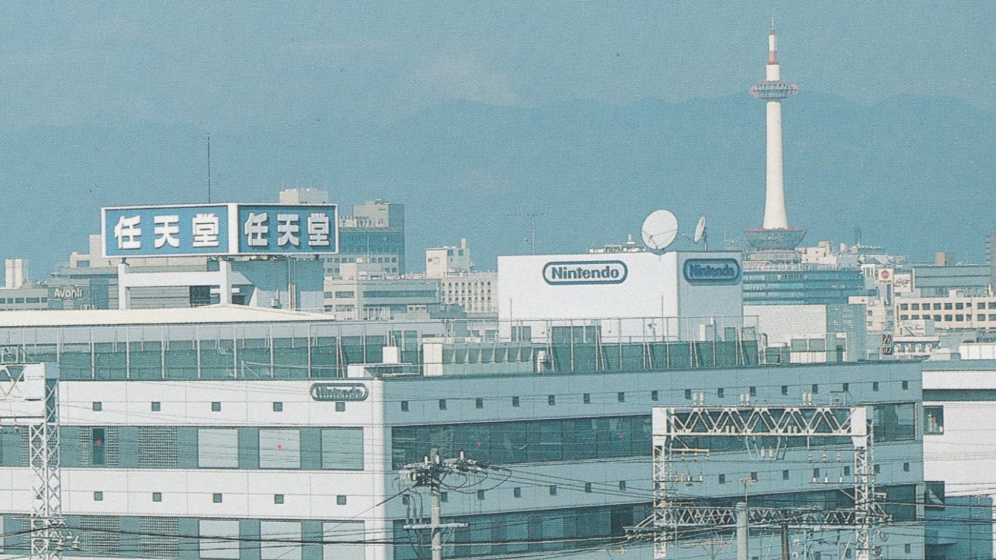 Источник: скриншот CQ.ru / Фотографии встречи братьев Стэмперов с братьями Марио нет, поэтому держите кадр главного офиса Nintendo в Киото (1989 год)