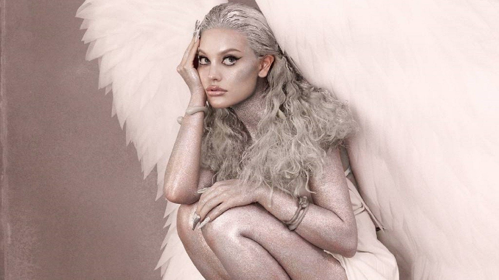 Дилара опубликовала горячий фотосет в образе ангела