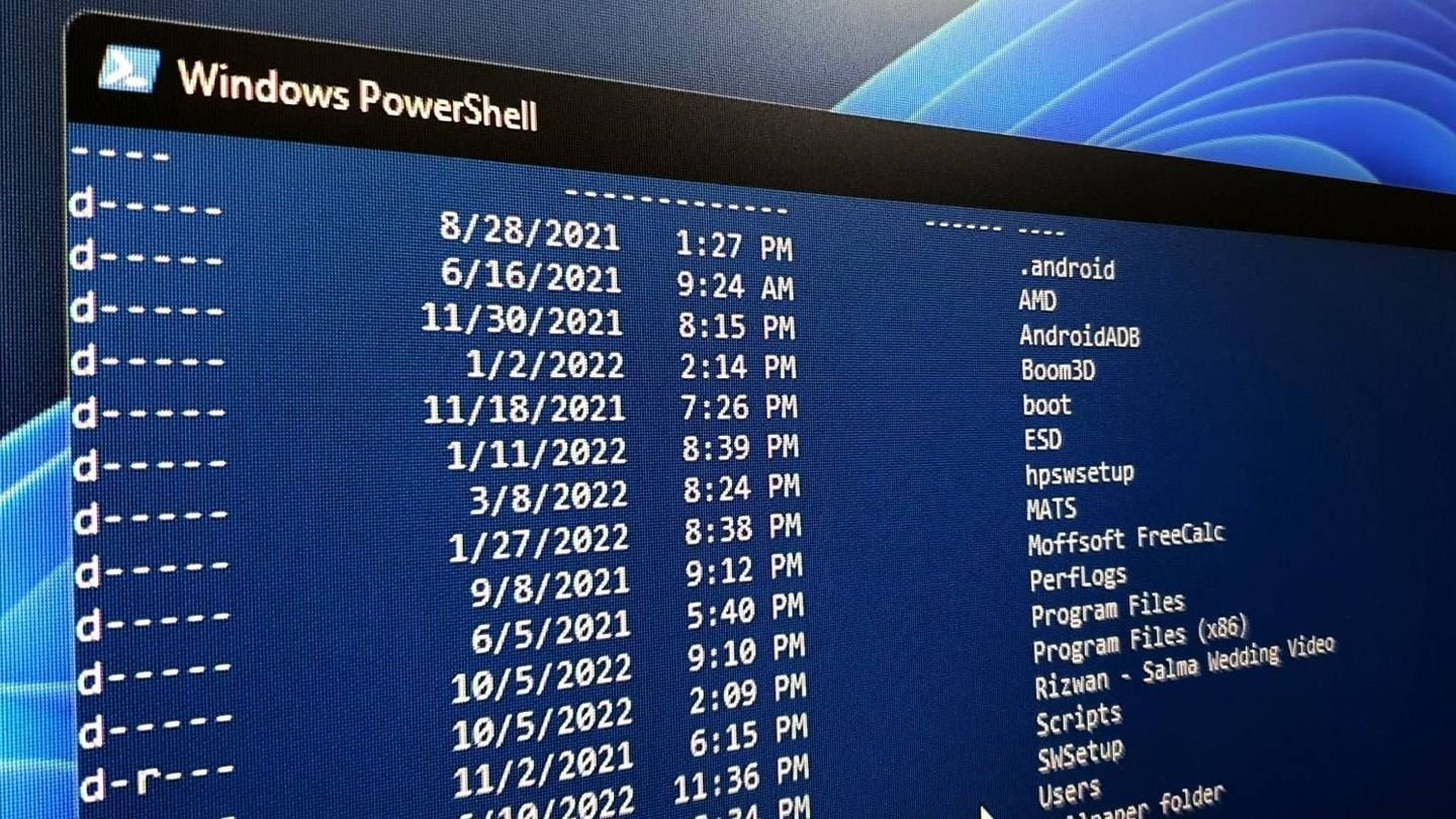 Источник: MakeUseOf / PowerShell с запущенными командами