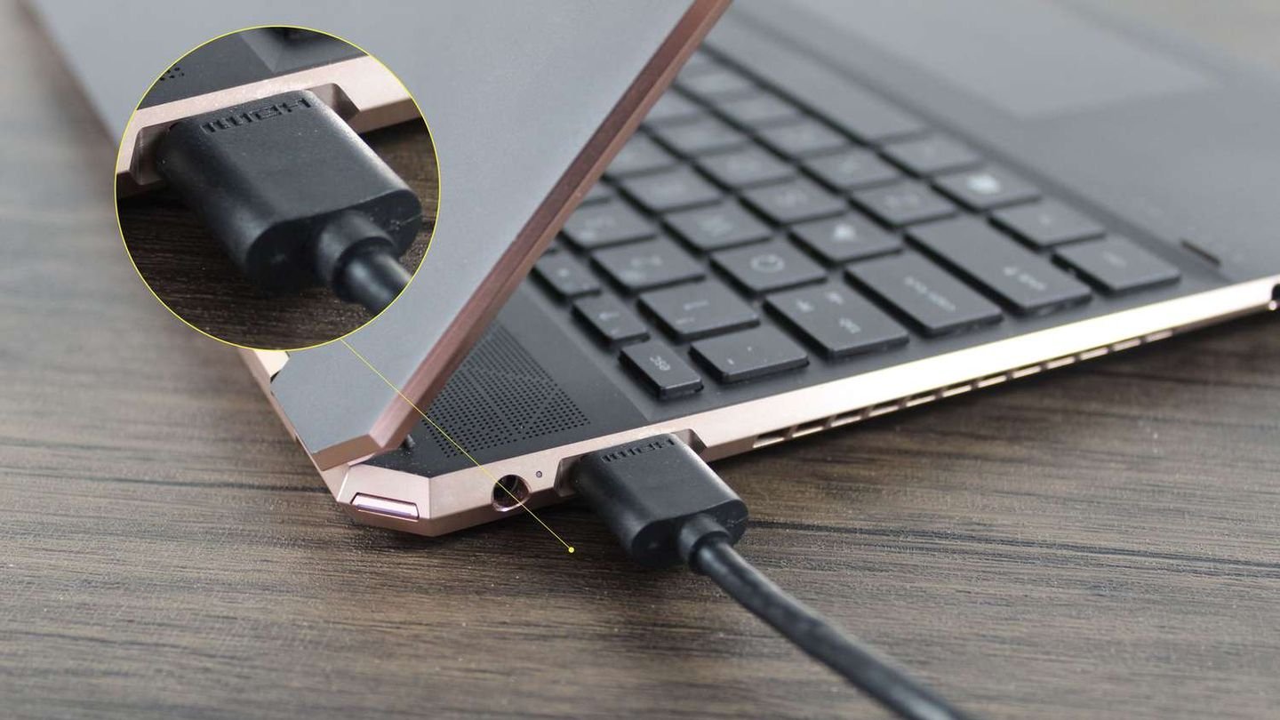 Источник: Lifewire / Фото ноутбука с подключенным к нему HDMI-кабелем
