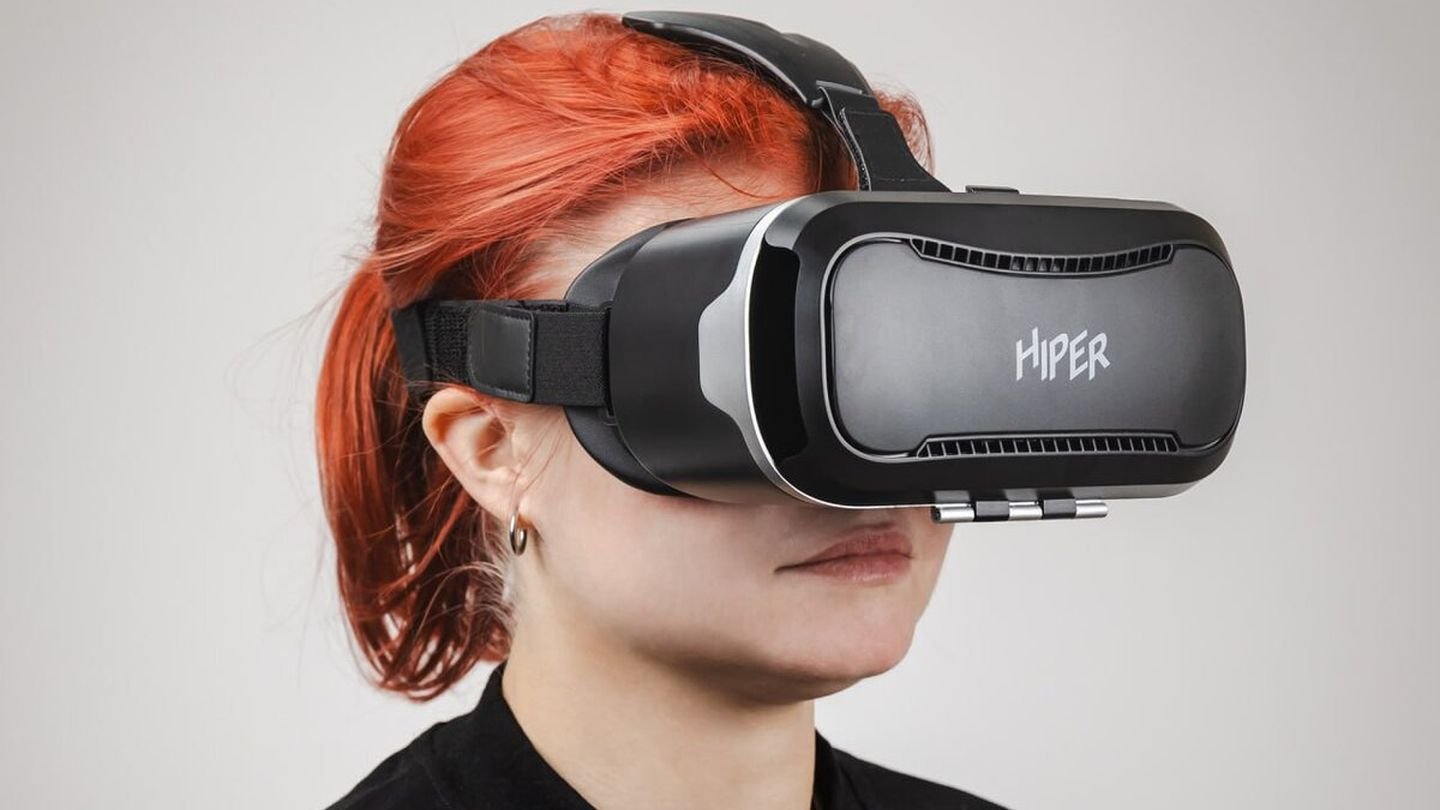 Источник: Дзен / Фото девушки с VR-очками HIPER VRQ+