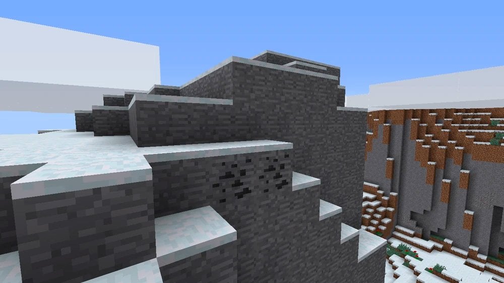 Источник minecraft.fandom.com / Редкое явление — руда в горах, выше точки оси Y 120