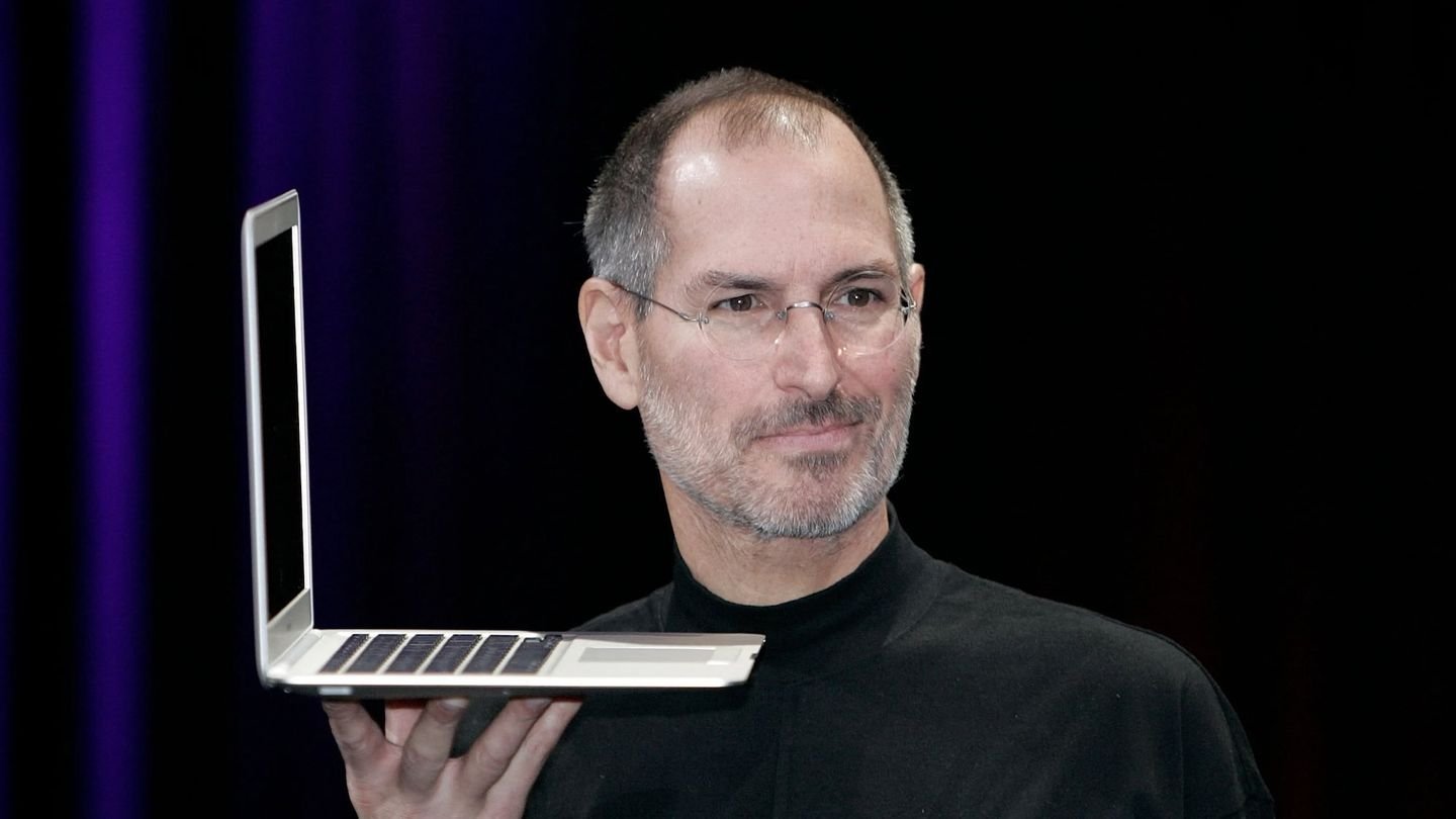 Источник: 9to5Mac / Стив Джобс с MacBook Air