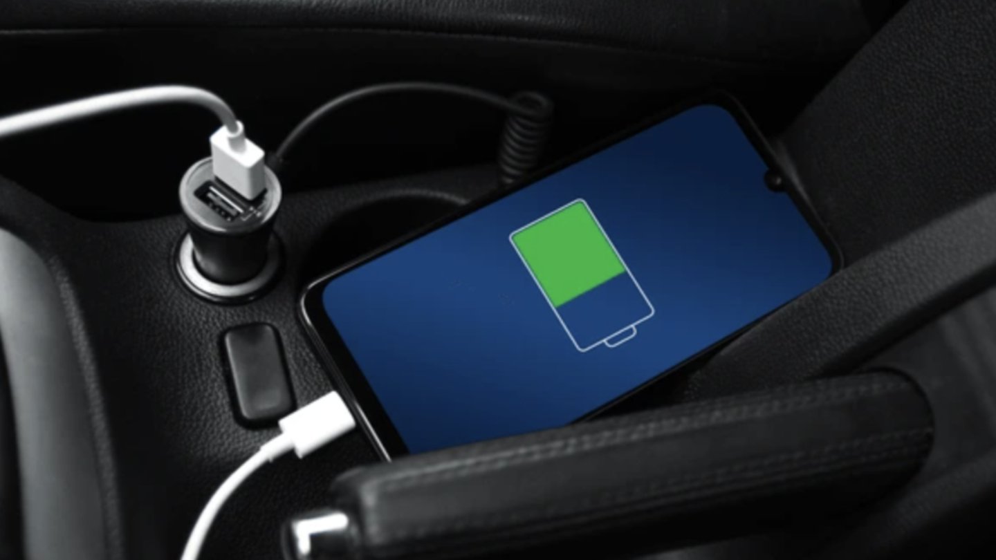 Источник: Shutterstock / Зарядка смартфона в автомобиле