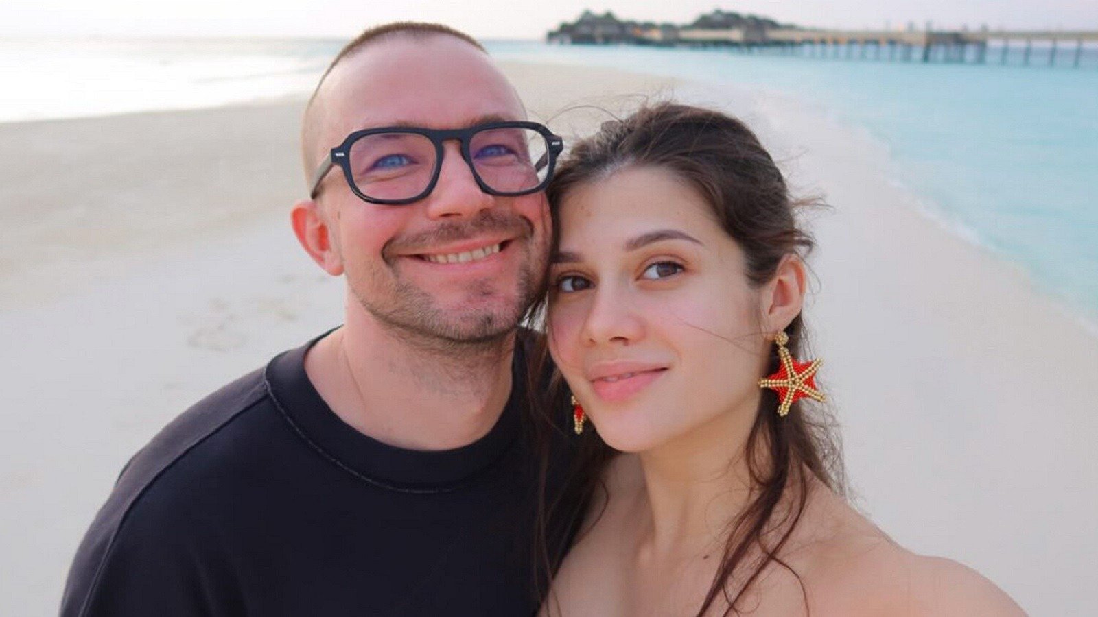 Александр Петров показал фотографии сына из роддома и раскрыл его имя