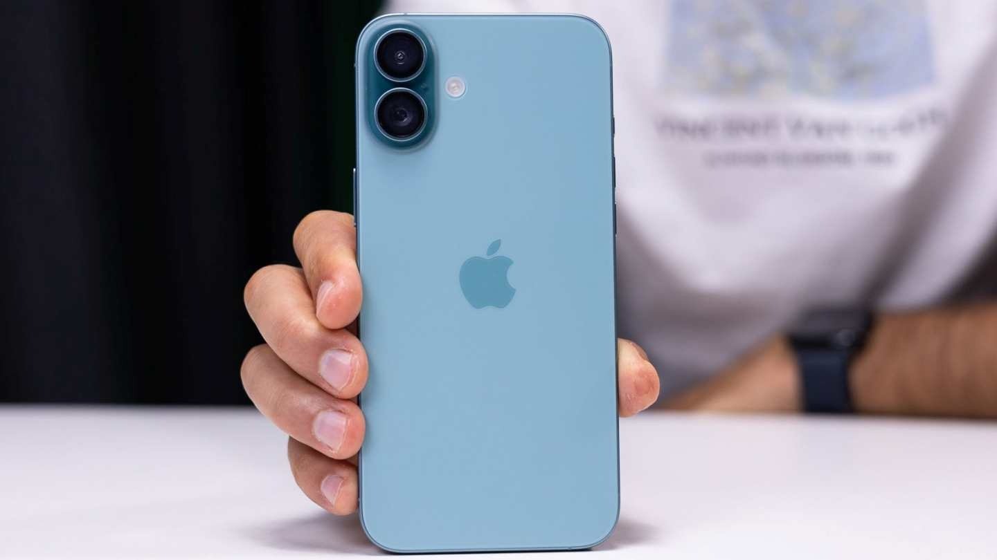 Одна из моделей iPhone 16 сильно подешевела в России