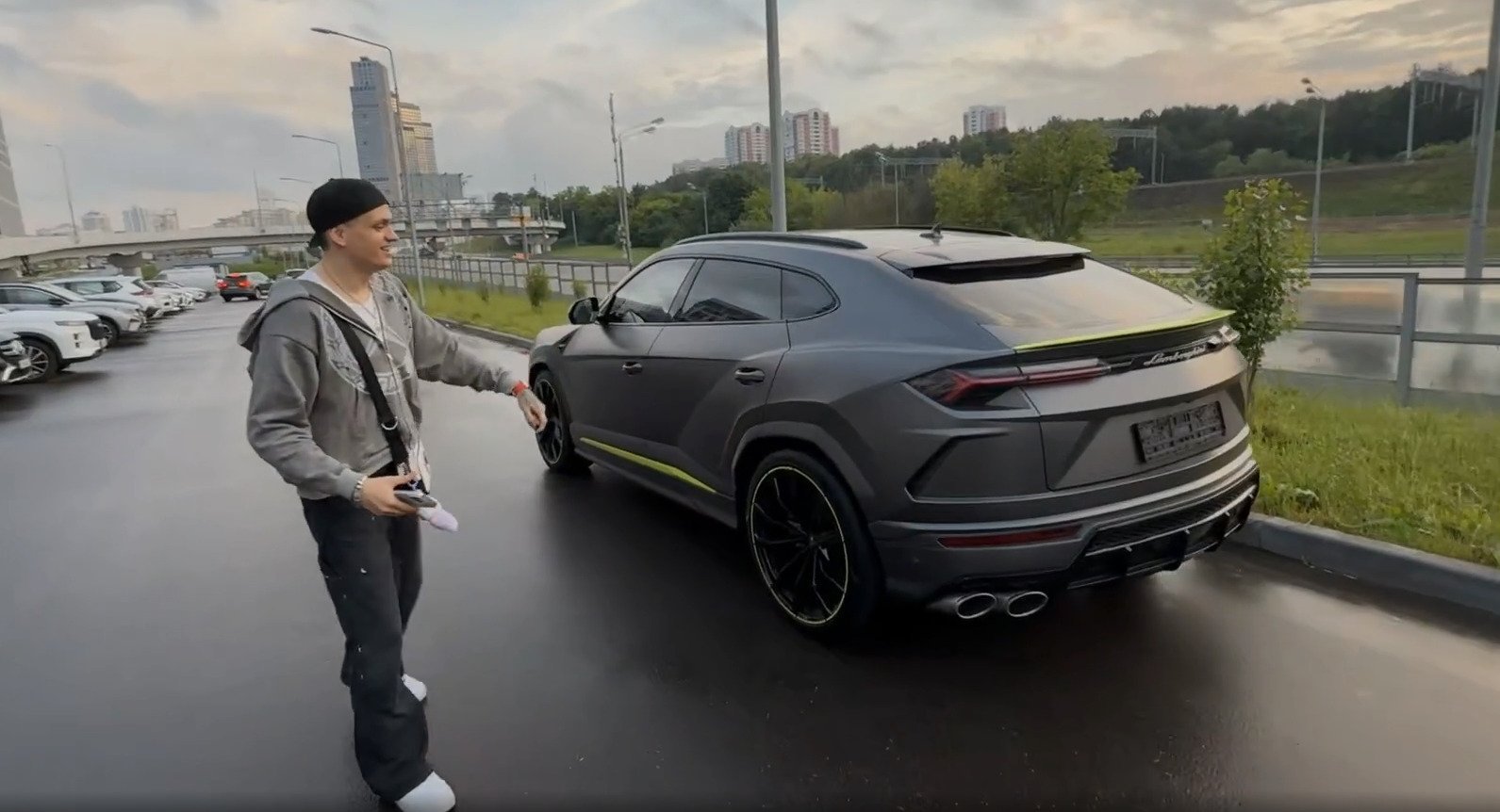 Бустер рядом со своим Lamborghini Urus.