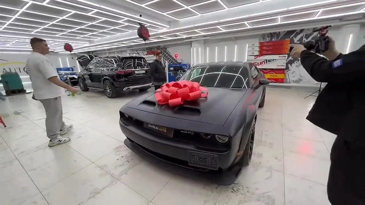 Братишкин и его Dodge Challenger SRT Hellcat за 9 млн рублей.