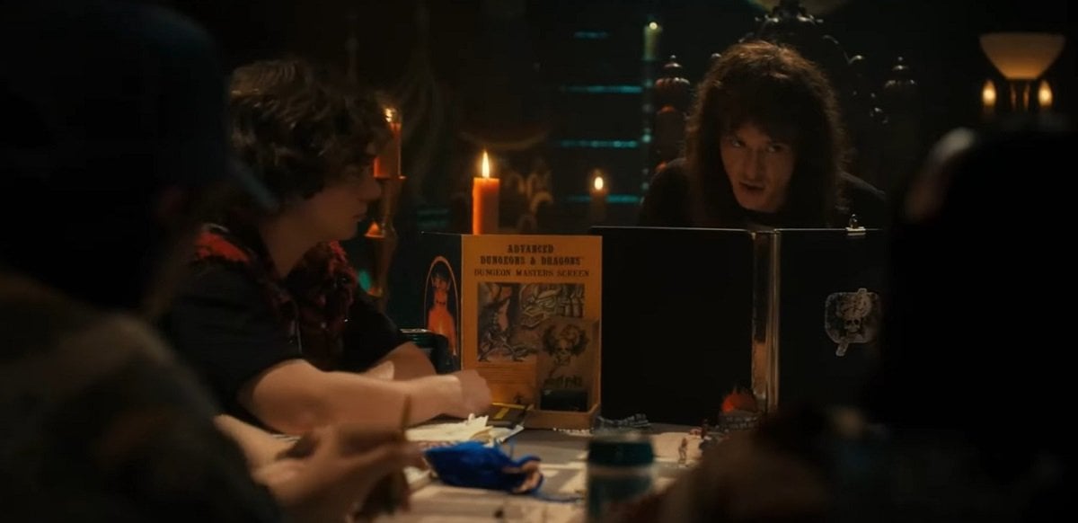 Источник: скриншот CQ.ru / Игра в D&amp;D в сериале

«Очень странные дела»