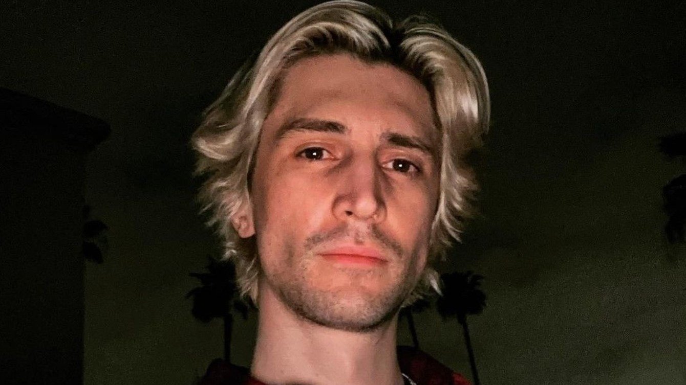 Стример xQc в шоке от суровости российских серверов по Dota 2