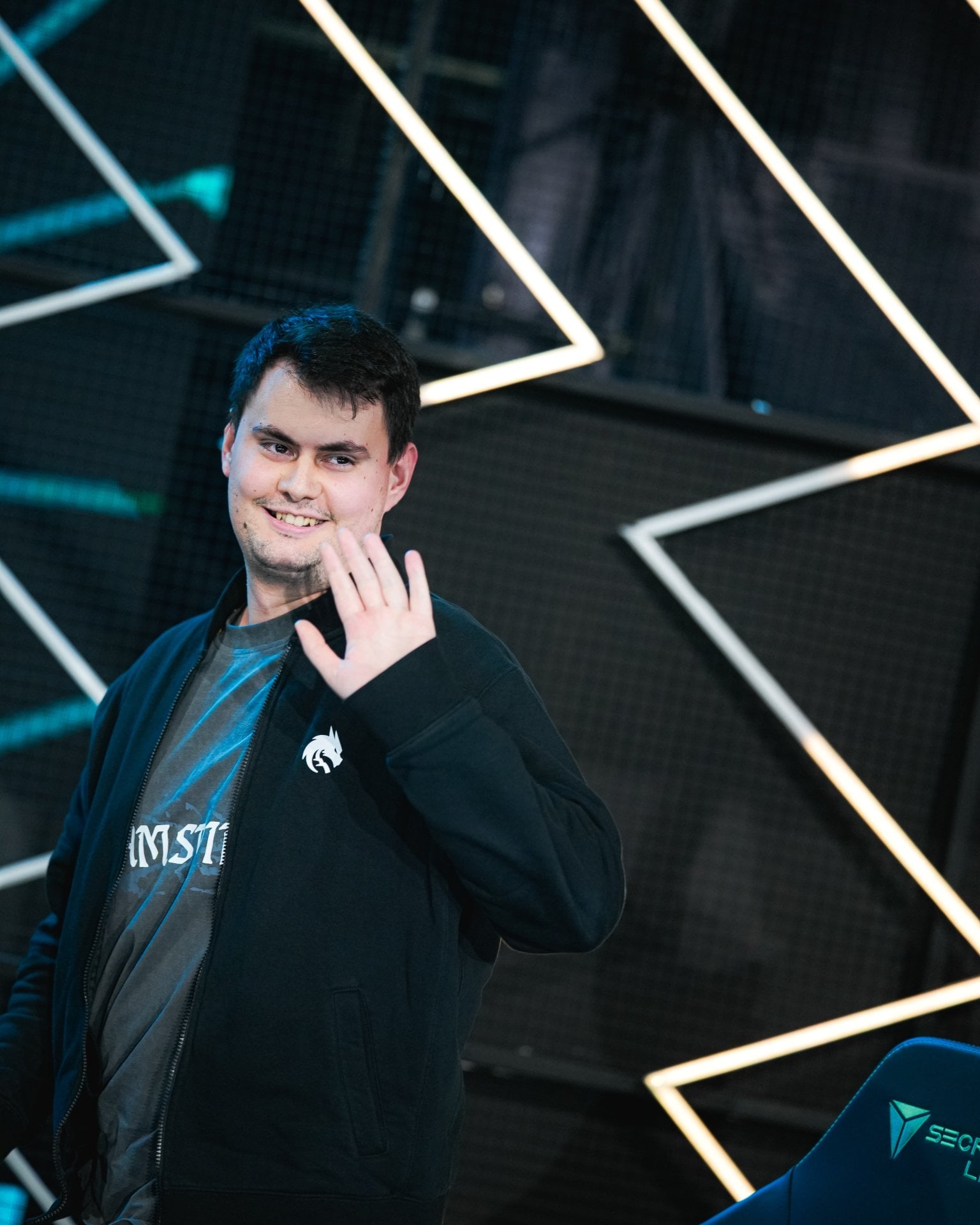 SAWO не прощается. Он говорит "До встречи" (<i>в финале - прим.CQ</i>)