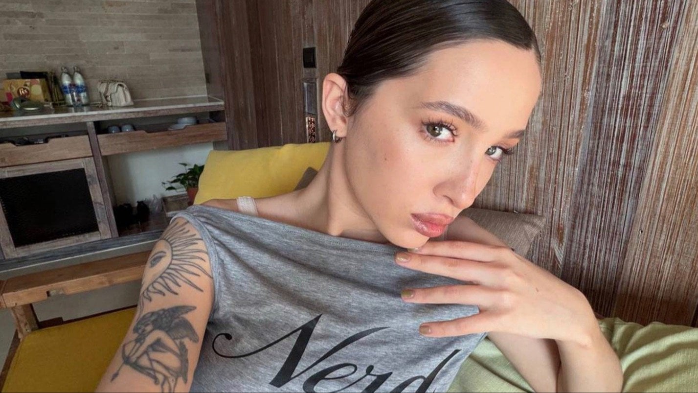 Хочется денег и быть популярной а когда засирают  бедабеда Генсуха о ситуации с Валей Карнавал