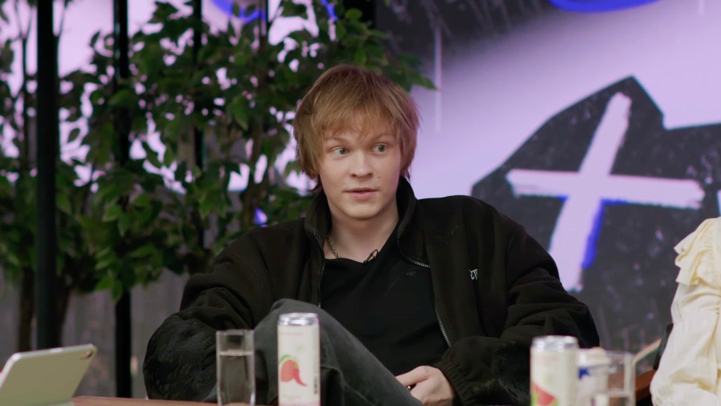 Изза Дипинса подрались девочки Стример поделился забавной историей