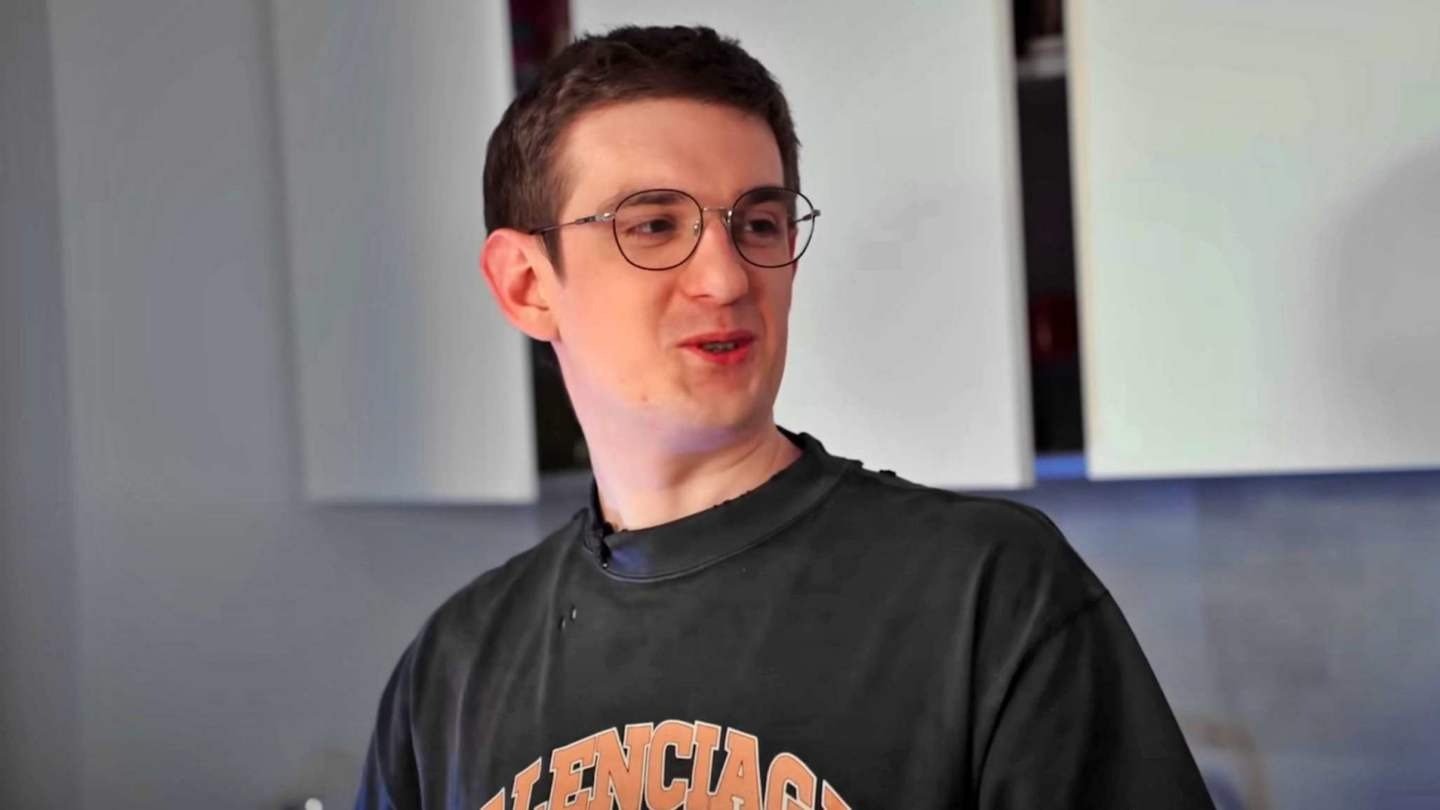 Эвелон купил телевизор на 116 дюймов за больше чем 2 миллиона рублей