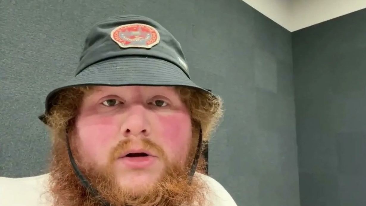 Фанатка связала стримера CaseOh получил необычный подарок