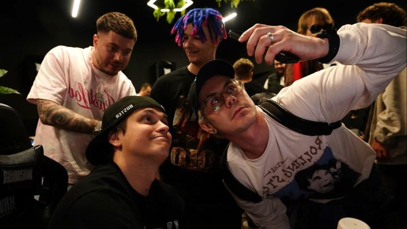 Бустер объединил Топу и Топлеса и еще десятки знаменитостей на одном стриме