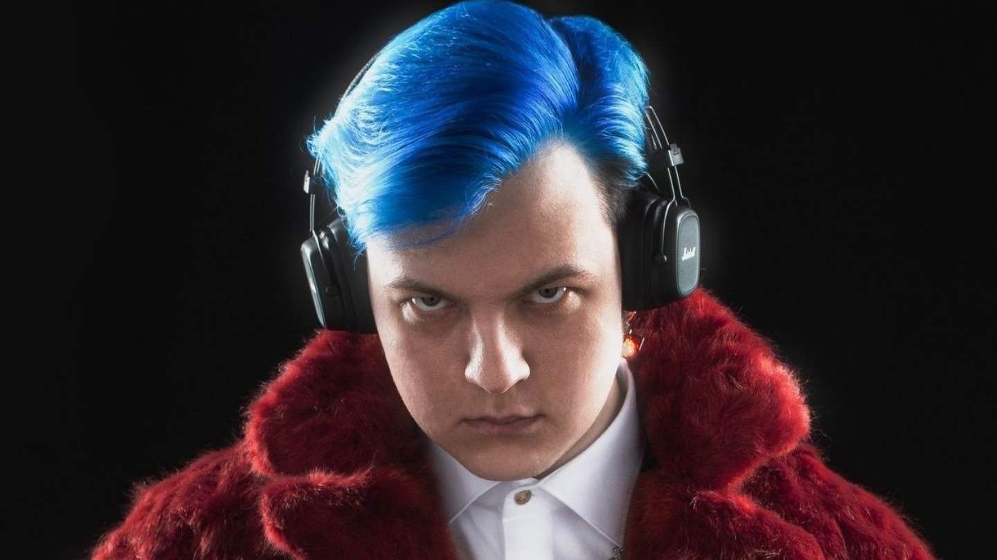 Пятерка женился в пиджаке с Человекомпауком и перчатке Таноса