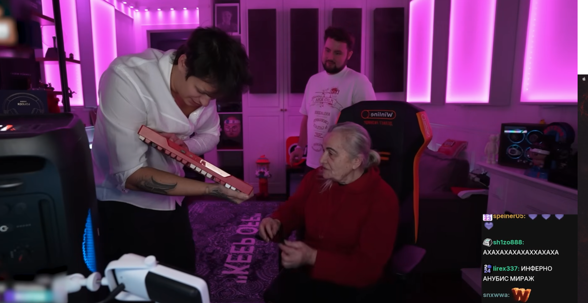 Источник: CQ.ru / Кадр со стрима Бустера, где он подписывает клавиатуру бабушке Ольге