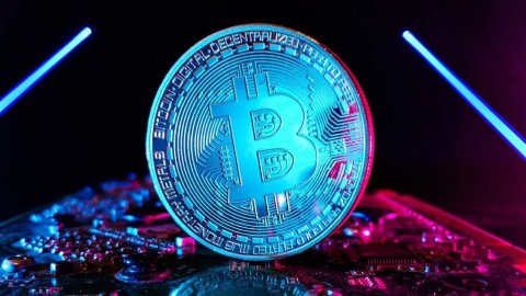 Биткоин упал ниже  20 тысяч  валюта подешевела почти на 60 за 2022 год