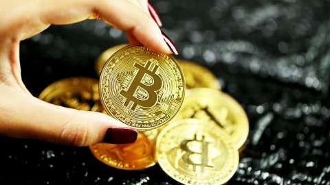 Криптовалютная биржа случайно перевела клиентке  7 млн и теперь не может вернуть их