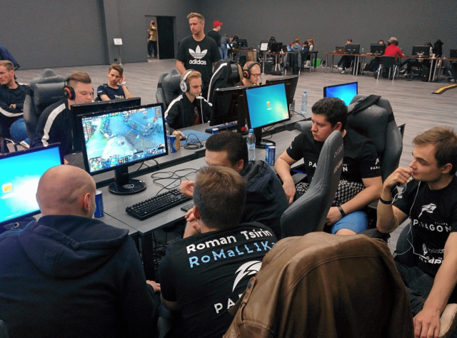 команда киберспортсменов обсуждает стратегию