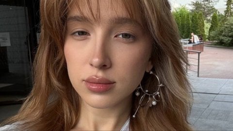 Генсуха стала охранником Бургер Кинга Забавная ошибка в документах стримерши