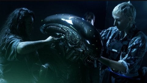 Появился новый жуткий постер сериала Чужой Земля