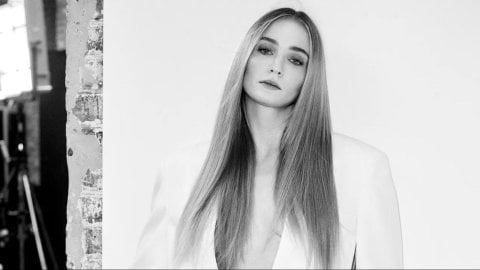 Появилось первое фото Софи Тернер в образе Лары Крофт для сериала по Tomb Raider