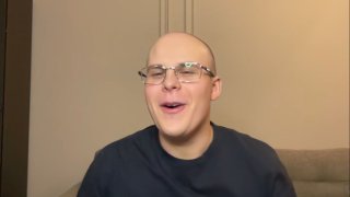 Возьми телефон детка как лысый поющий Toxi стал новым мемом 2026 года